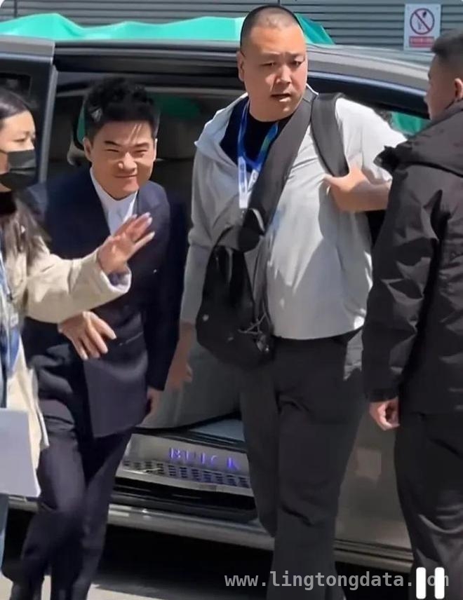 董宇辉现身AWE电博展，粉丝蹲守场面超震撼！，全红婵等大咖齐聚电博展，董宇辉现场成焦点！