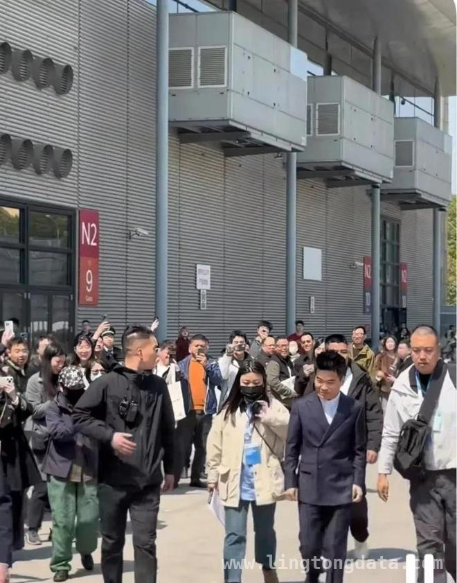 董宇辉现身AWE电博展，粉丝蹲守场面超震撼！，全红婵等大咖齐聚电博展，董宇辉现场成焦点！