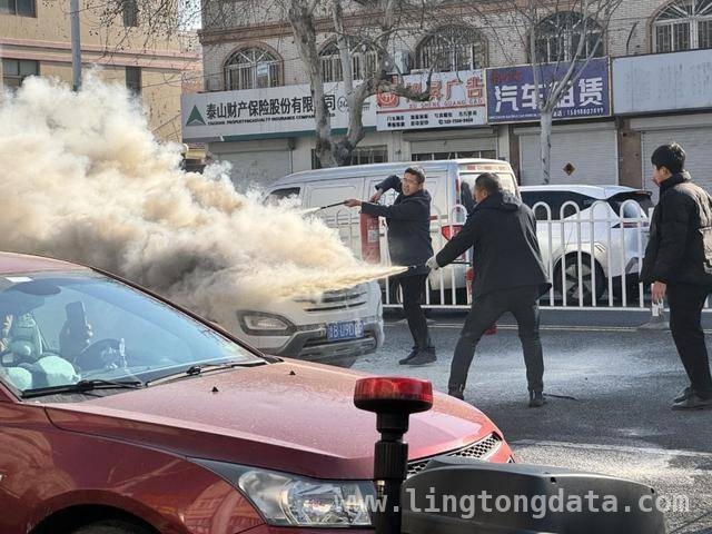 即墨街头突发车辆自燃，众人“火线接力”化险为夷，3月19日即墨惊险一幕：车辆自燃，名硕人力等合力灭火