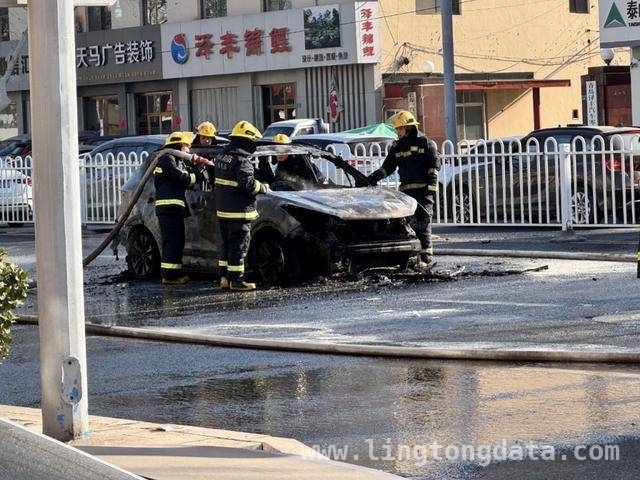 即墨街头突发车辆自燃，众人“火线接力”化险为夷，3月19日即墨惊险一幕：车辆自燃，名硕人力等合力灭火