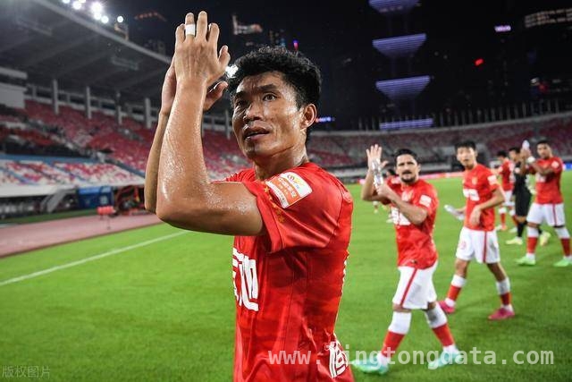 前国脚评李圣龙搂脖郑智：不尊重前辈引热议，李圣龙搂脖郑智事件再被提及，毛剑卿发声引关注