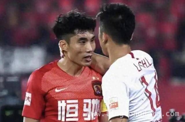 前国脚评李圣龙搂脖郑智：不尊重前辈引热议，李圣龙搂脖郑智事件再被提及，毛剑卿发声引关注