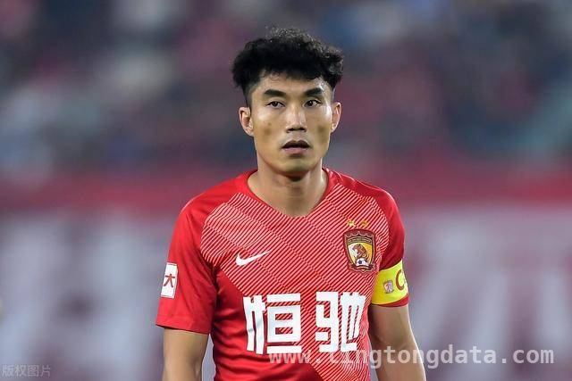 前国脚评李圣龙搂脖郑智：不尊重前辈引热议，李圣龙搂脖郑智事件再被提及，毛剑卿发声引关注