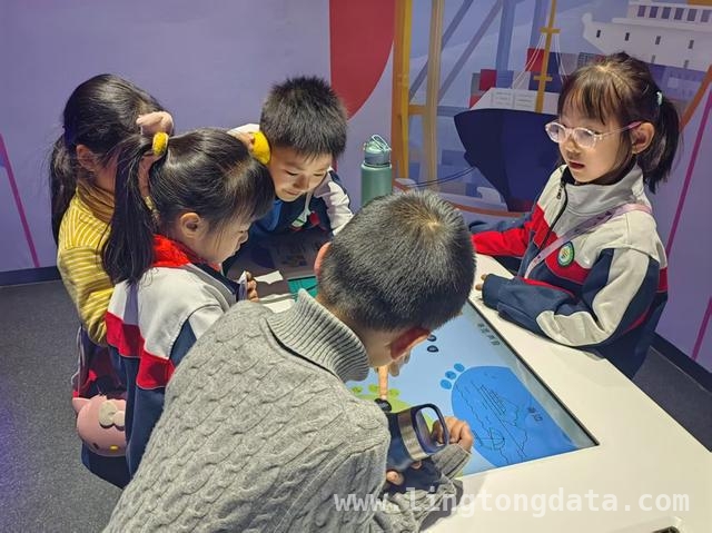 3月20日，毓秀路小学二年级师生科技馆里探秘科学