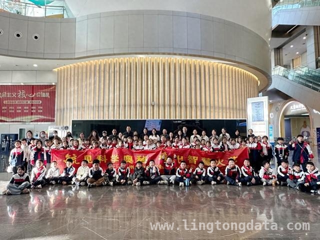 3月20日，毓秀路小学二年级师生科技馆里探秘科学