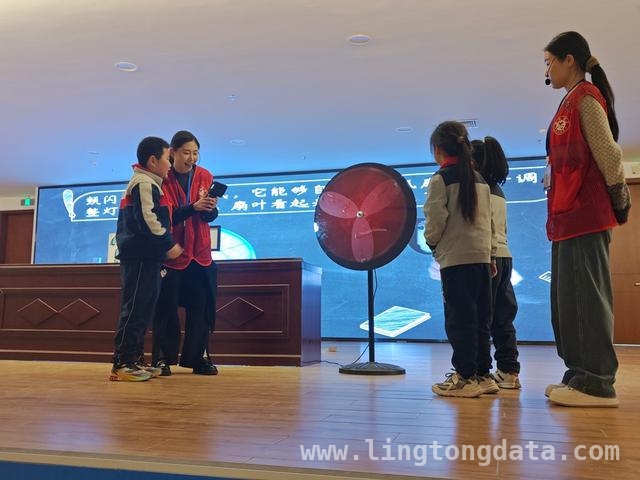 3月20日，毓秀路小学二年级师生科技馆里探秘科学