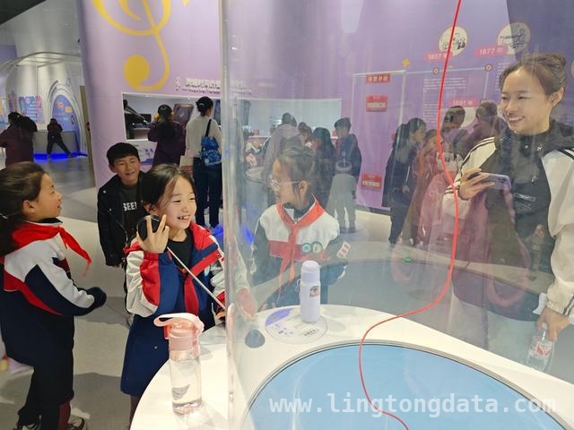3月20日，毓秀路小学二年级师生科技馆里探秘科学