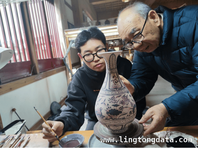 黄云鹏：在瓷与电商的碰撞中，续写陶瓷艺术的辉煌篇章 从碎瓷片研究到电商跨界，黄云鹏为陶瓷文化注入新活力