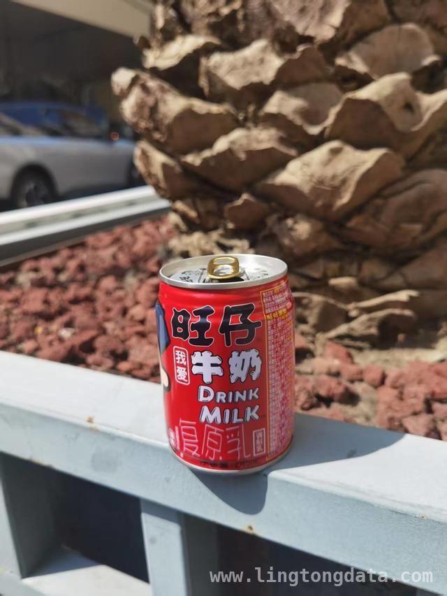 强生出租车司机隔窗抛物，“精准打击”路人下巴，路人骑车突遭“天降”牛奶罐，竟是强生司机所为