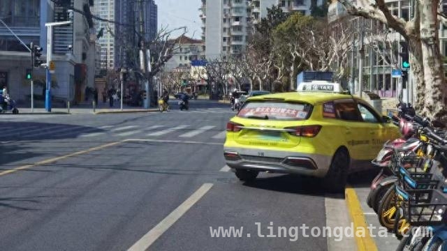 强生出租车司机隔窗抛物，“精准打击”路人下巴，路人骑车突遭“天降”牛奶罐，竟是强生司机所为