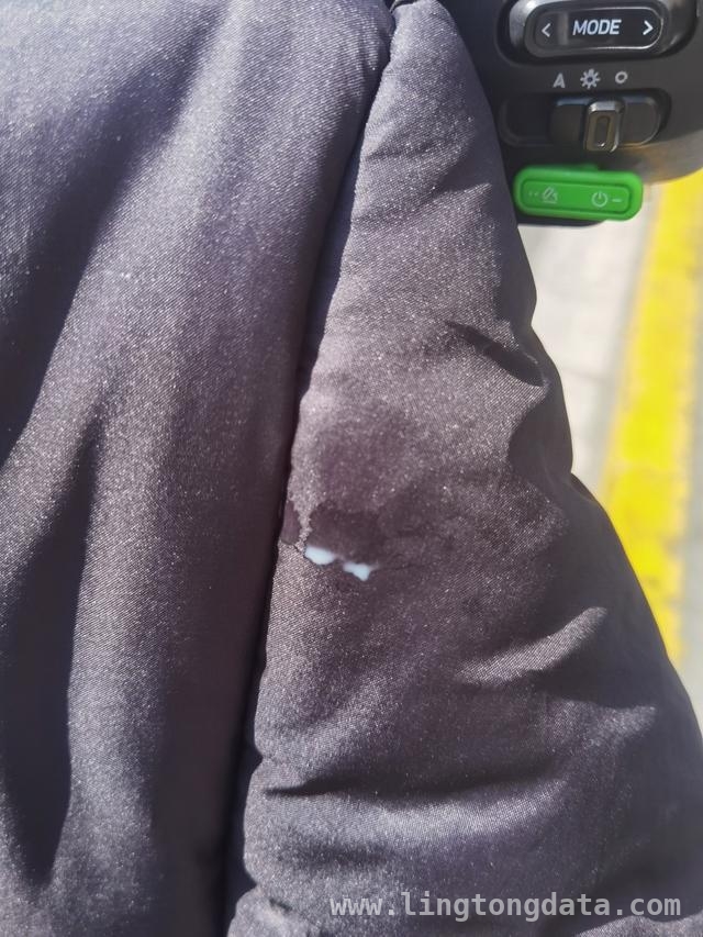 强生出租车司机隔窗抛物，“精准打击”路人下巴，路人骑车突遭“天降”牛奶罐，竟是强生司机所为