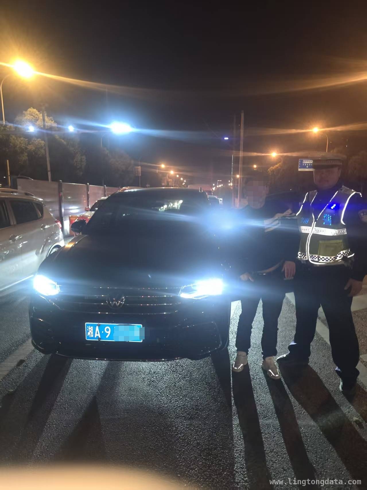 长沙交警夜查揪出严重醉驾司机，酒驾危害不容小觑，惊！红灯前睡着，长沙一司机严重醉驾被抓