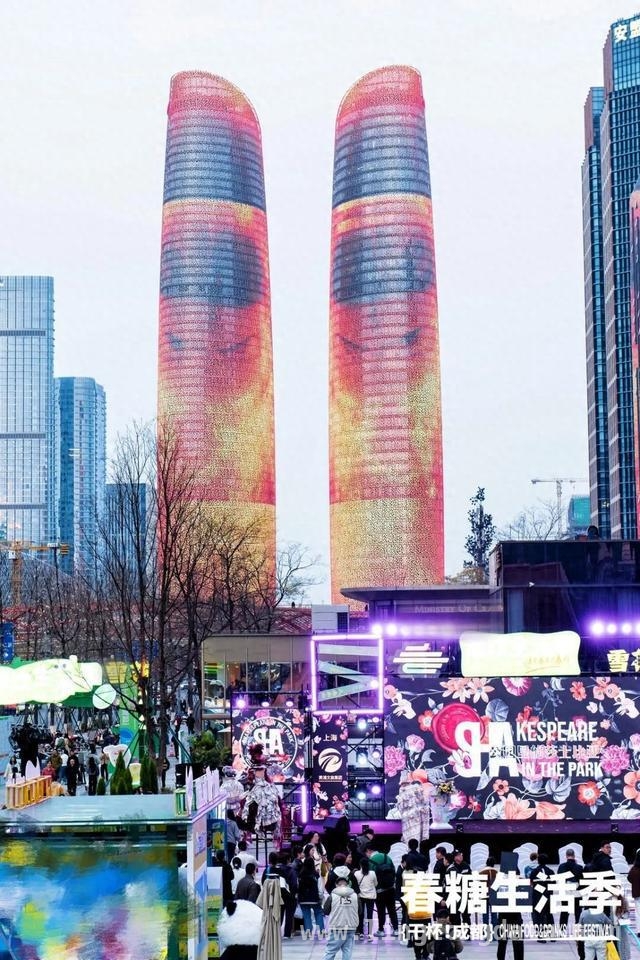 “公园里的莎士比亚”跨区域实践，为成都夜生活添彩，春糖季邂逅莎翁，成都交子广场开启别样艺术之旅