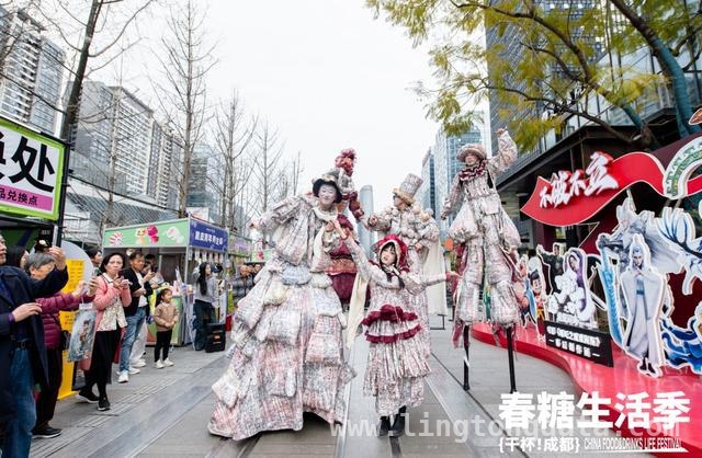 “公园里的莎士比亚”跨区域实践，为成都夜生活添彩，春糖季邂逅莎翁，成都交子广场开启别样艺术之旅