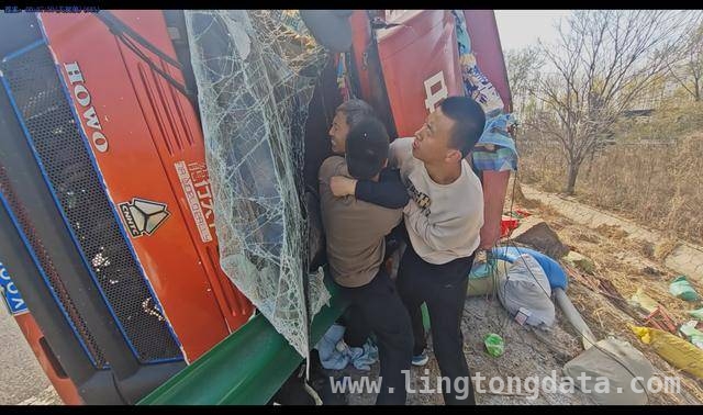 滑县高速车祸，路过消防员十分钟救出被困司机