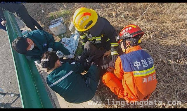 滑县高速车祸，路过消防员十分钟救出被困司机