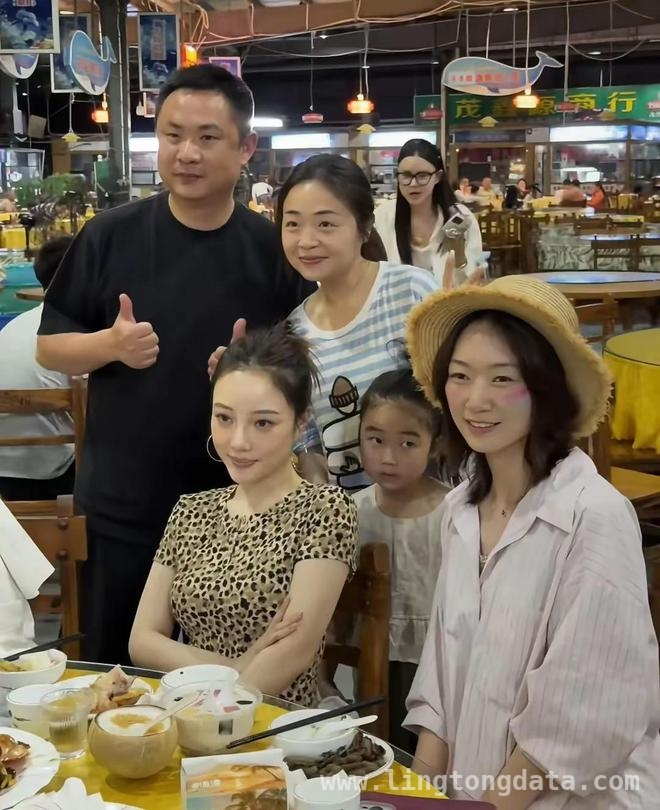 甜馨学校遇困境，李小璐度假展风采，母爱缺席引深思 李小璐海南度假逍遥，12岁甜馨学校被孤立无人问津？