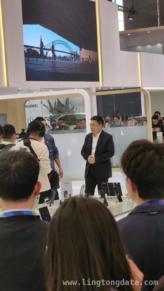 余承东携尼格买提亮相AWE，智界R7惊喜满满！ 华为展馆里的惊喜：余承东、尼格买提及智界R7的故事