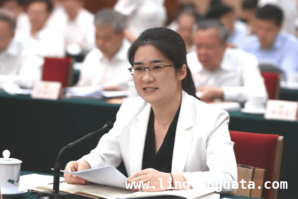 人大代表鲁曼蹲点蟹塘，共绘建湖农业共同富裕蓝图