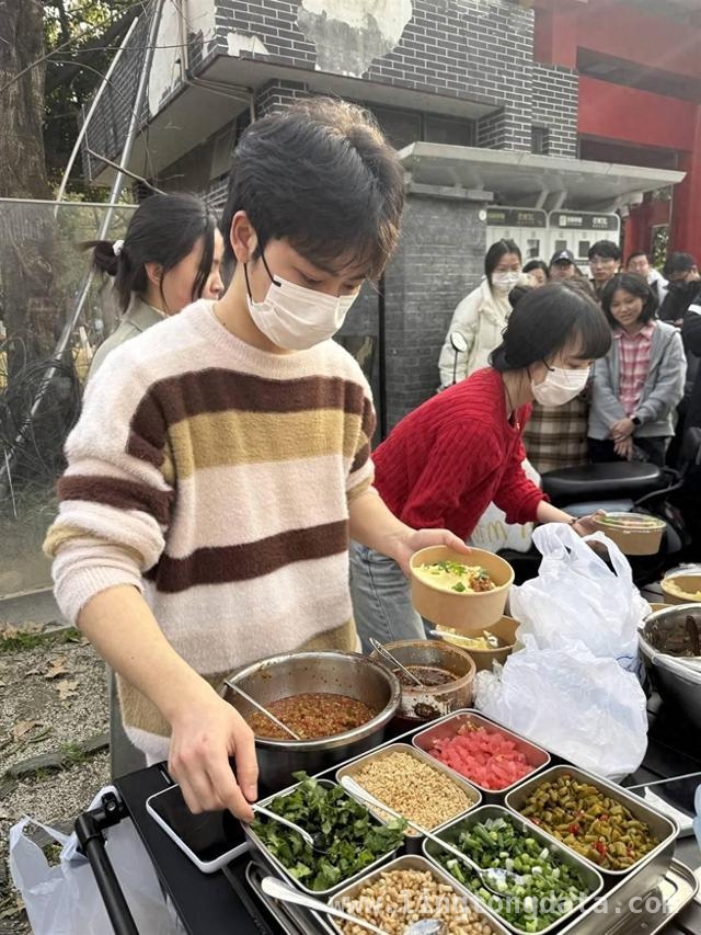 复旦研究生退学摆摊：是勇敢尝试还是冲动之举？