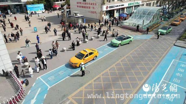 雁塔交警“组合拳”出击，交大一附院周边交通秩序大改善 警医联动，交大一附院周边交通焕新颜