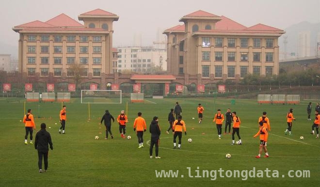 中国足球青训：现状、挑战与鲁能足校新方案之思辨，中国足球青训痛点待解，鲁能足校政策调整引关注