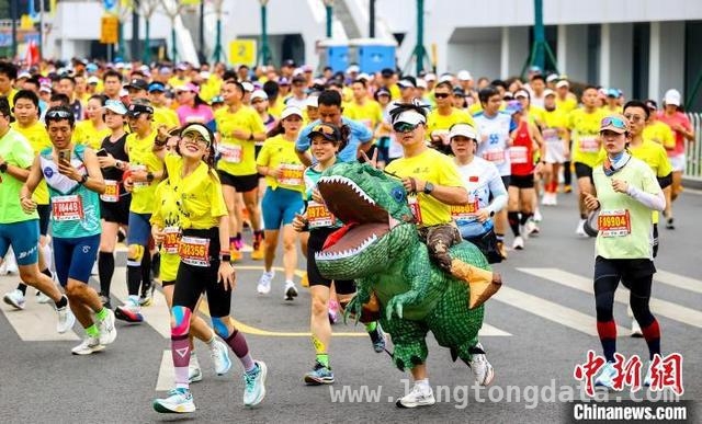 2025汉马：最美赛道邂逅樱花季，4万跑者齐聚，2025武汉马拉松魅力绽放