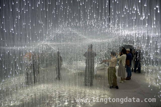 “静寂之空”：盐田千春用艺术诠释生命与“空”的哲学 盐田千春大型个展“静寂之空”，在红砖美术馆开启艺术之旅