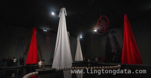 “静寂之空”：盐田千春用艺术诠释生命与“空”的哲学 盐田千春大型个展“静寂之空”，在红砖美术馆开启艺术之旅