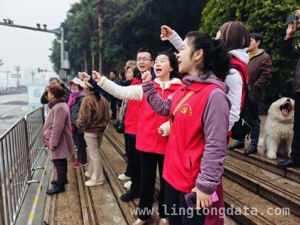 2025重庆女子半程马拉松：铁山青年干部护航赛事，铁山青年突击队助力重庆女子半马，彰显青春担当