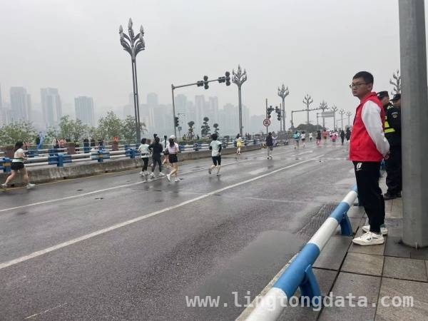 2025重庆女子半程马拉松：铁山青年干部护航赛事，铁山青年突击队助力重庆女子半马，彰显青春担当