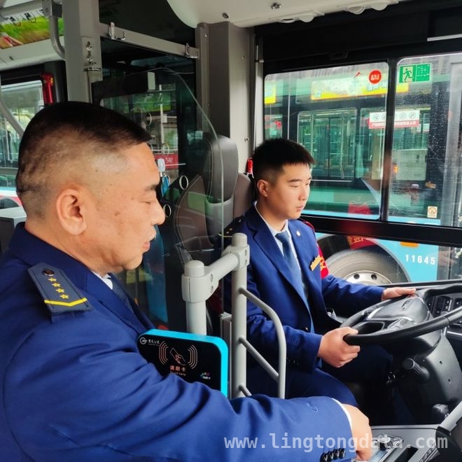 公交司机江川：十六载坚守，书写平凡岗位的不凡篇章