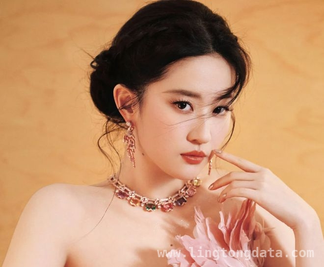 娱乐圈双骄：赵丽颖与刘亦菲的辉煌之路