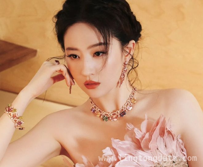 娱乐圈双骄：赵丽颖与刘亦菲的辉煌之路