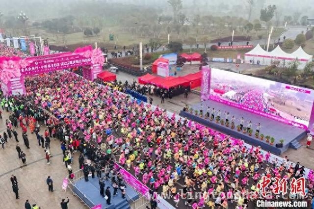 重庆垫江马拉松：在花香中角逐，赛事经济添活力，春日盛事：垫江马拉松，花海赛道燃动激情