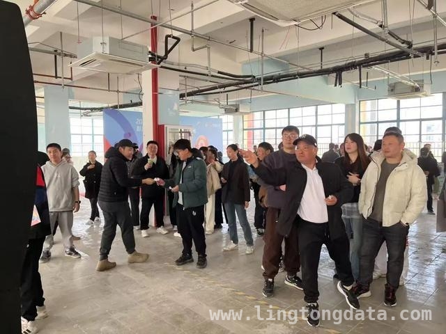 彭浦新村街道软式飞镖赛：社区体育盛会激情上演 一场“飞”进社区的飞镖盛宴，彭浦新村街道赛况精彩