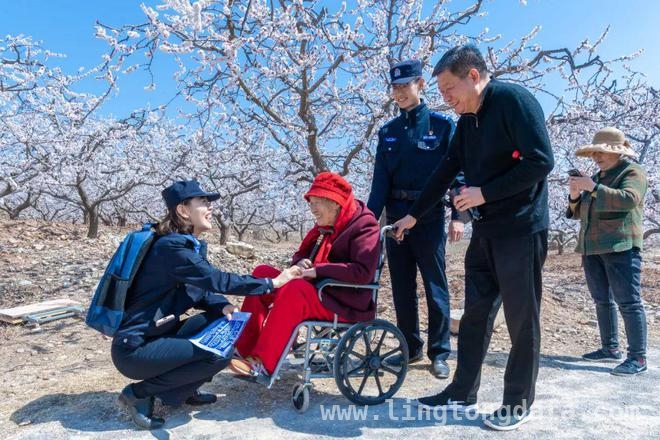 在杏花之约里，开启一场反诈之旅，杏花盛景中，反诈之声入耳来
