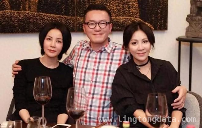 55岁王菲素颜亮相，多样穿搭魅力不减 揭秘王菲的不老秘诀与时尚穿搭密码