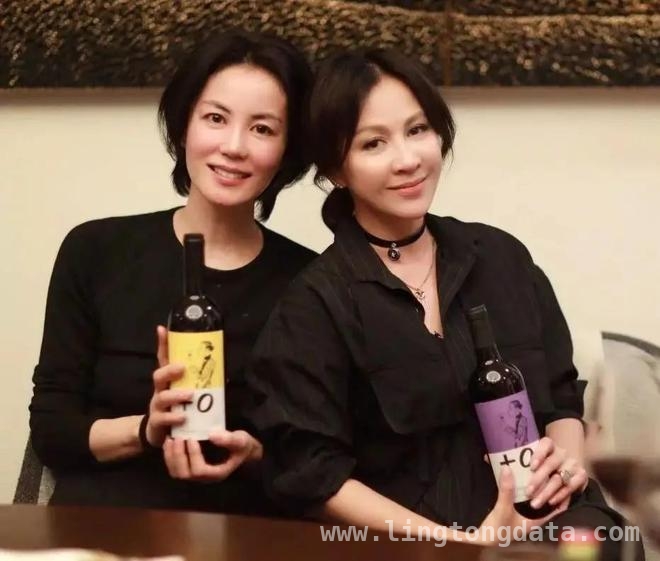 55岁王菲素颜亮相，多样穿搭魅力不减 揭秘王菲的不老秘诀与时尚穿搭密码