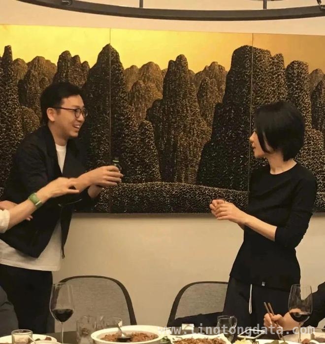 55岁王菲素颜亮相，多样穿搭魅力不减 揭秘王菲的不老秘诀与时尚穿搭密码