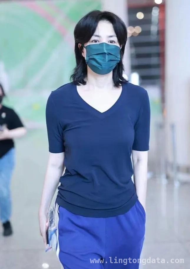 55岁王菲素颜亮相，多样穿搭魅力不减 揭秘王菲的不老秘诀与时尚穿搭密码