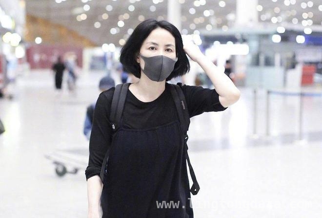 55岁王菲素颜亮相，多样穿搭魅力不减 揭秘王菲的不老秘诀与时尚穿搭密码