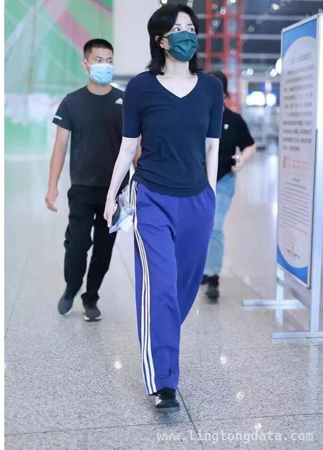 55岁王菲素颜亮相，多样穿搭魅力不减 揭秘王菲的不老秘诀与时尚穿搭密码