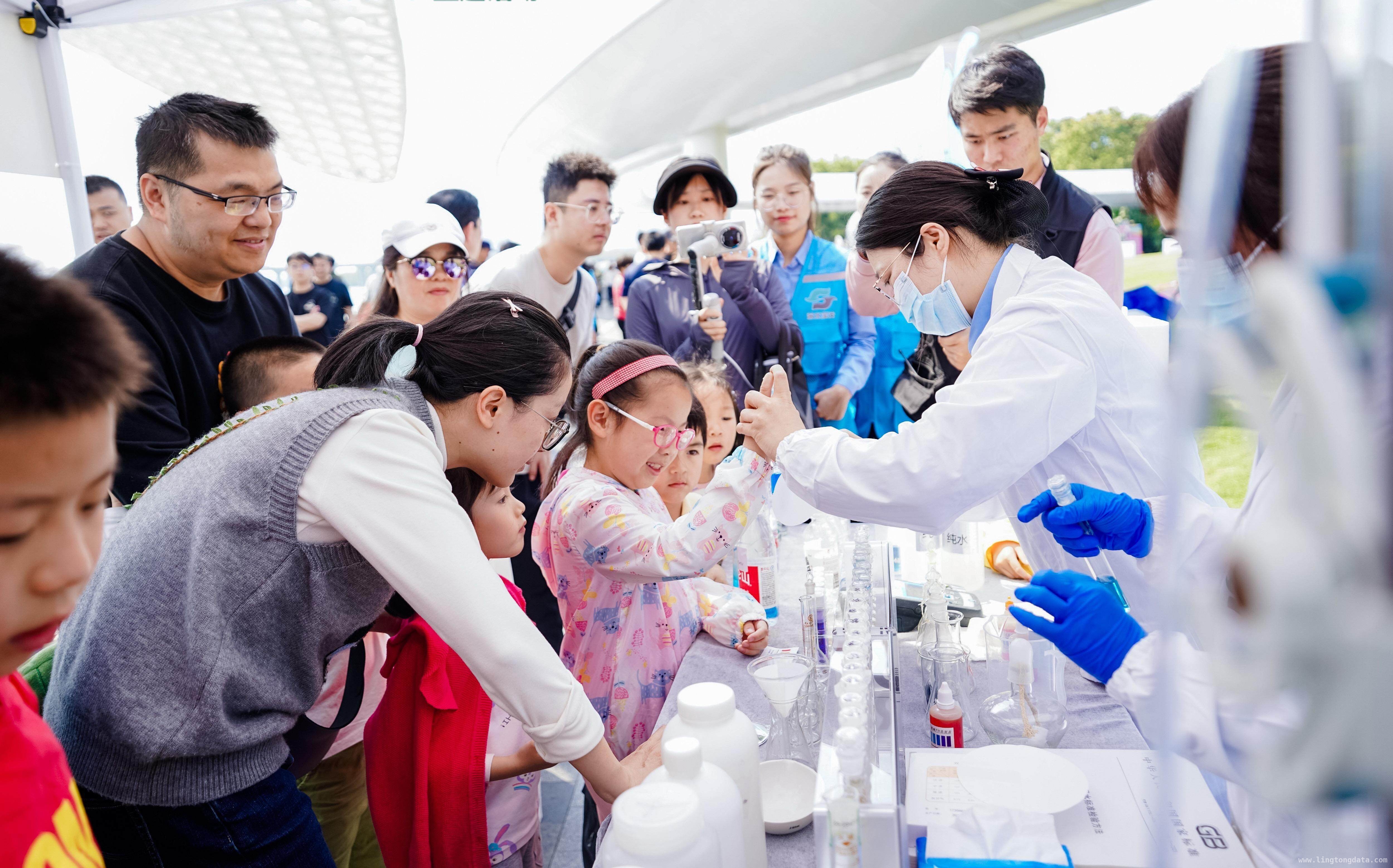“世界水日”深圳水务活动：趣味科普与管家服务双管齐下，深圳环境水务集团借“世界水日”，展现创新服务与节水理念