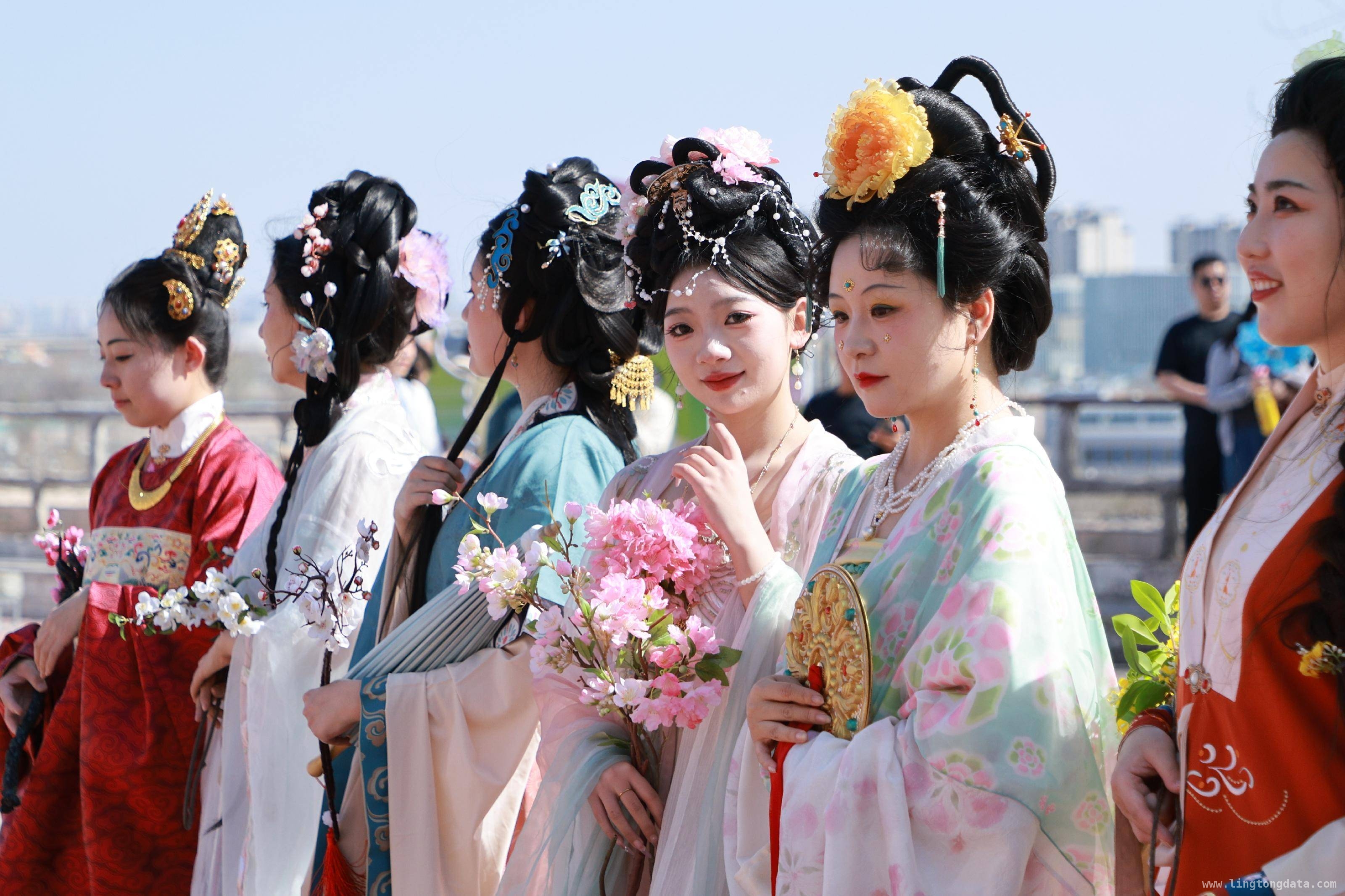 登永定塔瞰京城美景，北京园博园国潮嘉年华引游客热捧，国潮盛宴来袭！北京园博园永定塔开放，开启春日独特之旅