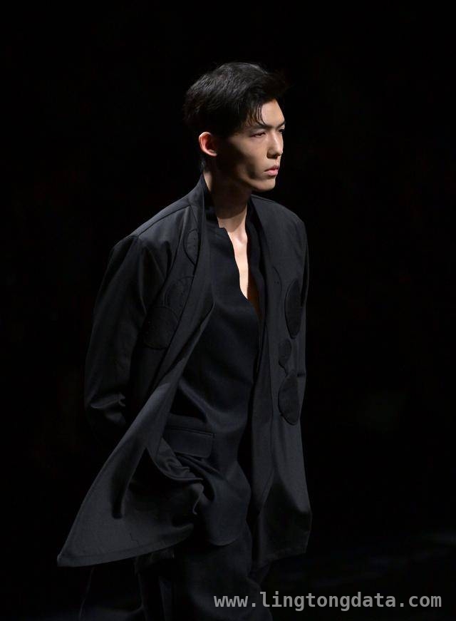 杉杉西服流行趋势发布，引领2025时尚新风尚 杉杉携中国西服流行趋势，亮相2025国际时装周