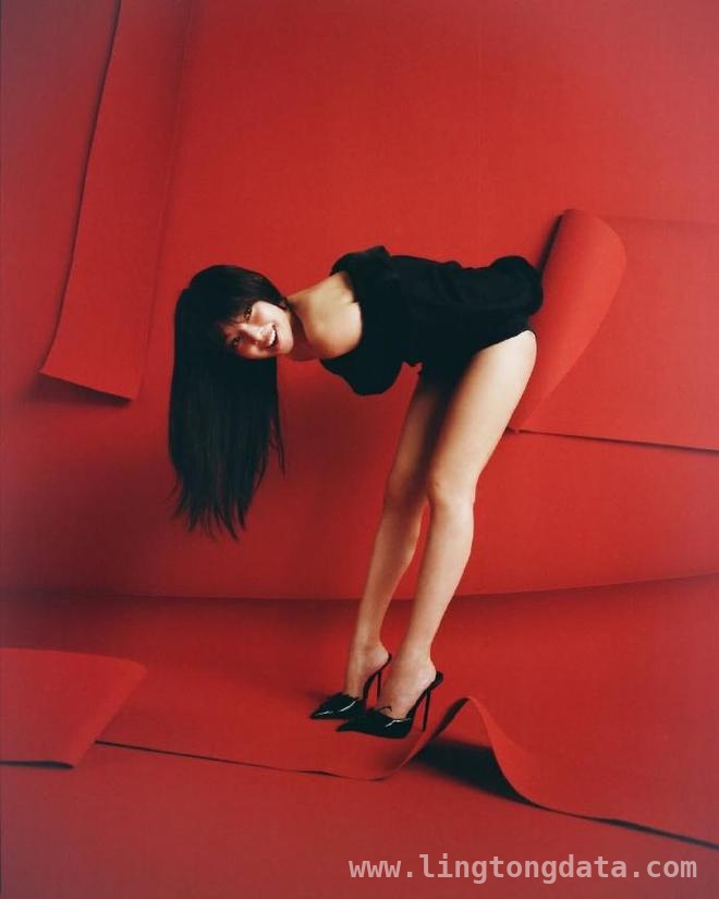 Jennie巴黎舞台魅力升级，大胆风格获赞誉，BLACKPINK Jennie巴黎舞台：从争议到赞誉的华丽转身