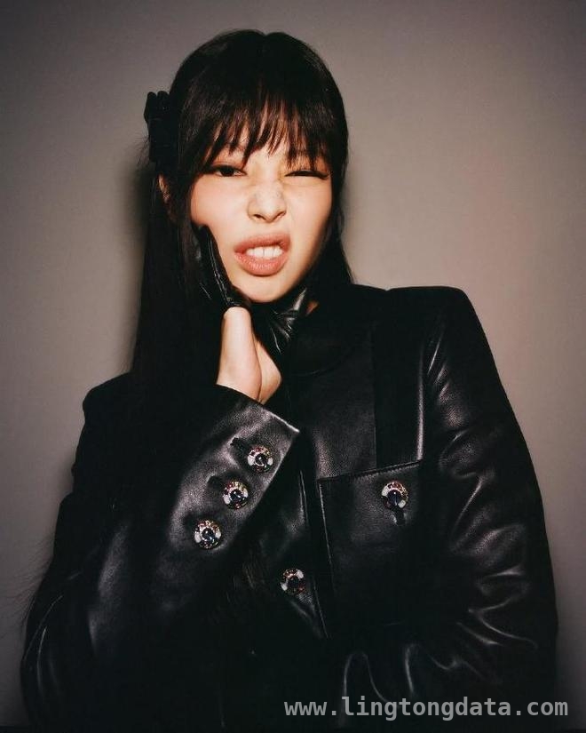 Jennie巴黎舞台魅力升级，大胆风格获赞誉，BLACKPINK Jennie巴黎舞台：从争议到赞誉的华丽转身