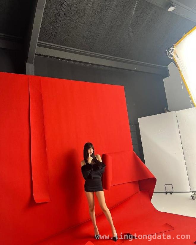 Jennie巴黎舞台魅力升级，大胆风格获赞誉，BLACKPINK Jennie巴黎舞台：从争议到赞誉的华丽转身