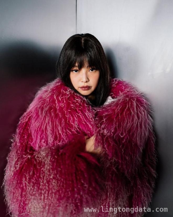 Jennie巴黎舞台魅力升级，大胆风格获赞誉，BLACKPINK Jennie巴黎舞台：从争议到赞誉的华丽转身